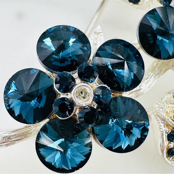 Vintage Rhinestone Brooch Pin Deep Blue Glass Rivoli Flower Swag Silver Tone - Picture 8 of 12